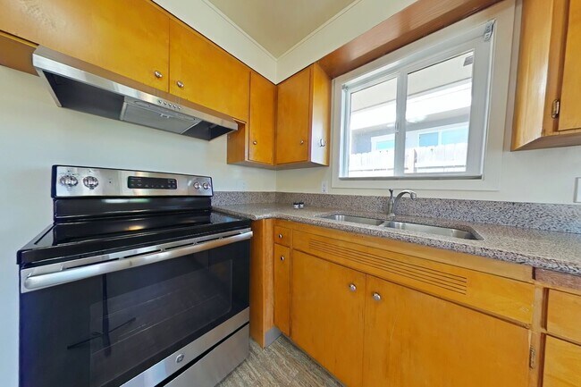 Building Photo - 2 Bedroom Duplex ~ Close to Campus