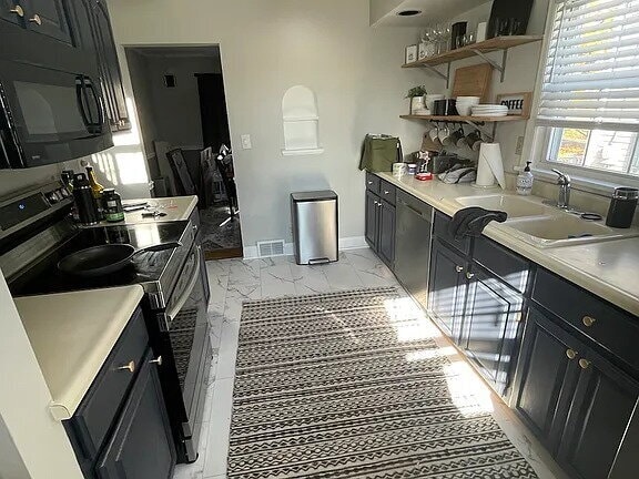 Building Photo - Beautiful house that features a master bedroom on the first floor
