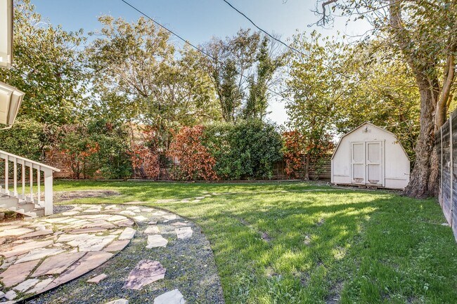 Building Photo - BLUE BONNET HILLS 3-BEDROOM