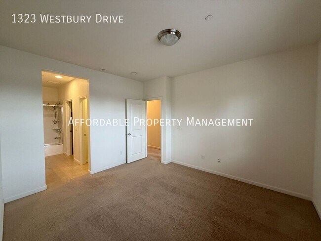 Building Photo - 1323 Westbury Dr