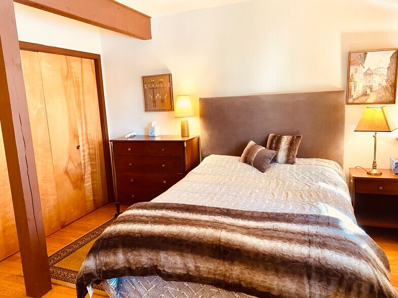 Queen bed - 206 Hanshaw Rd