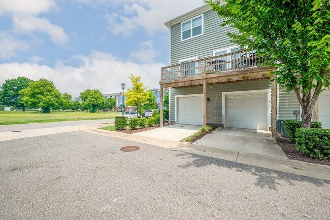 Building Photo - 623 Freeman Dr