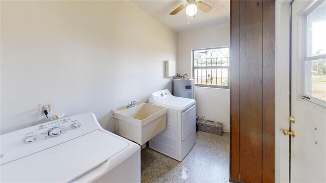 Building Photo - 502 N Beverly Ave