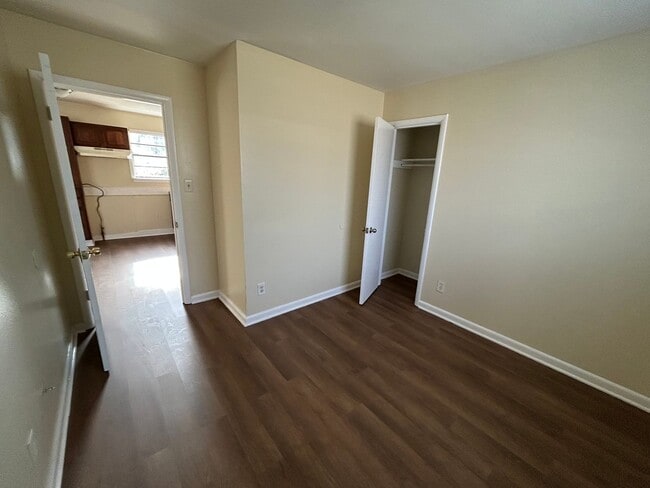 Building Photo - Central air and Heat