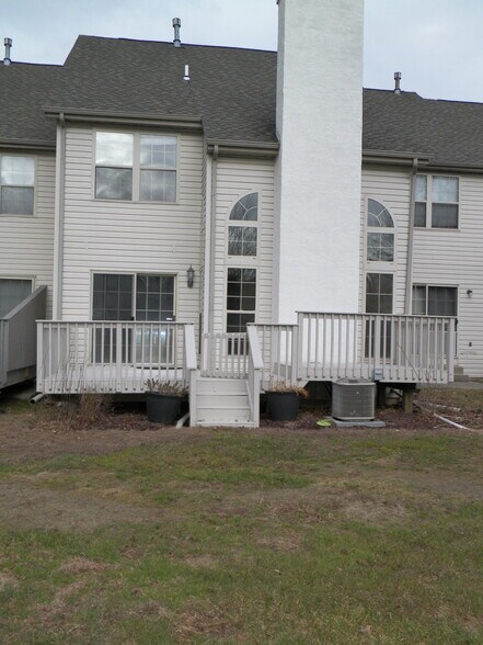 Building Photo - 5077 Rosewood Dr