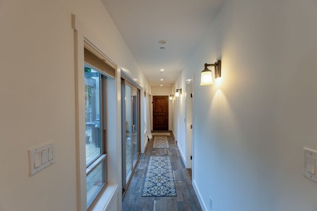 Building Photo - 610 Forest Ave