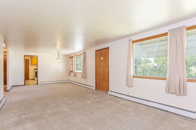 Building Photo - 2408 Lake Dr