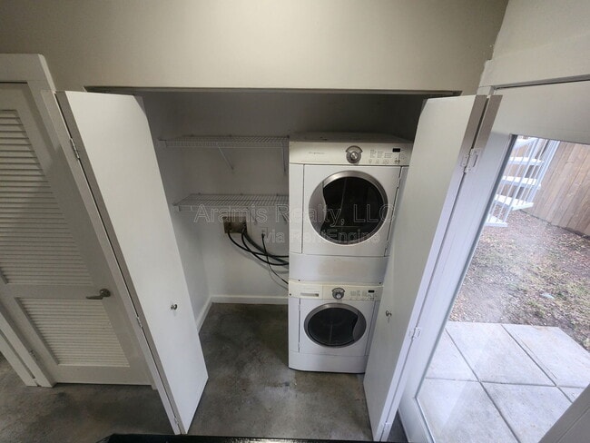 Building Photo - 1282 MacKintosh pknw