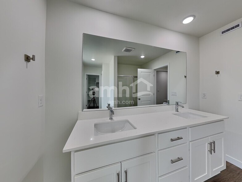 Building Photo - 1256 W Mahogany St