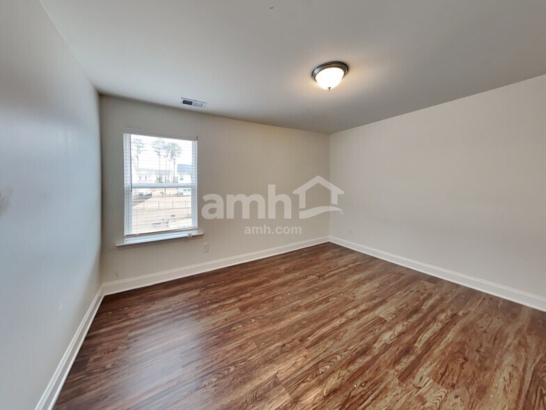 Building Photo - 574 Pointe Dr
