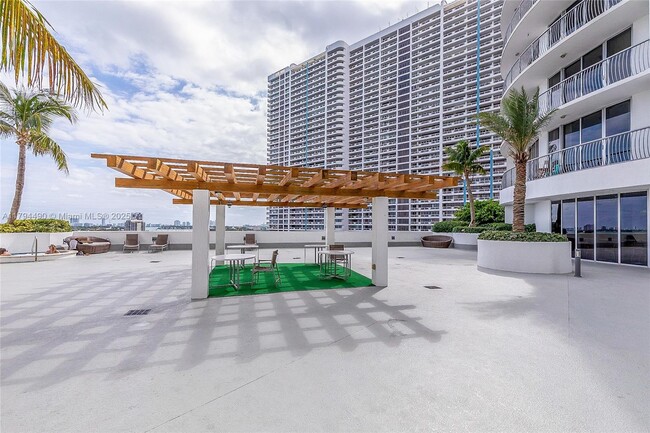 Building Photo - 1750 N Bayshore Dr