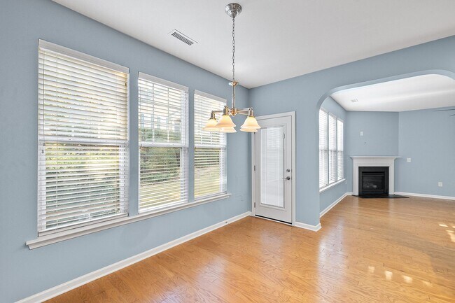 Building Photo - 3 Bed 2.5 Bath Home located in Heritage Hills, Wake Forest