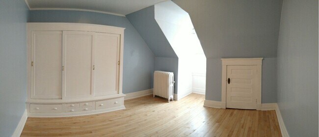 Building Photo - Beautiful 4 Bedroom/1 Bathroom THIRD Floor Apartment in East Duluth Mansion - AVAILABLE JUNE!