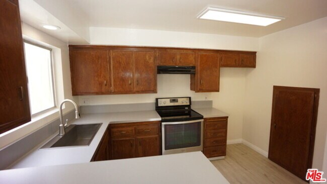 Building Photo - 1418 S Bentley Ave