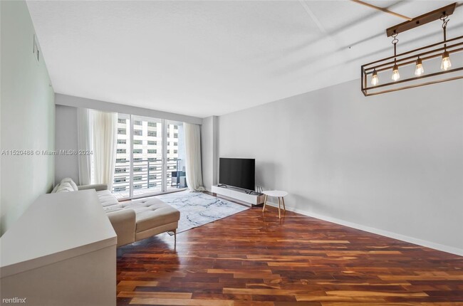 Building Photo - 2 br, 2 bath Condo - 335 S Biscayne Blvd A...