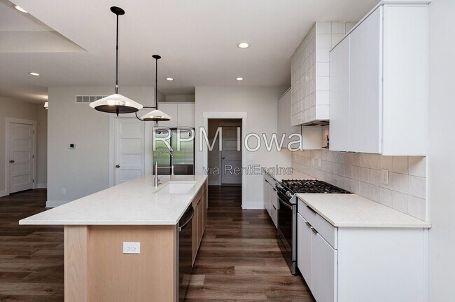 Building Photo - 5901 NE Sherman Dr