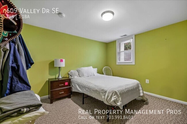 Building Photo - 609 Valley Dr SE