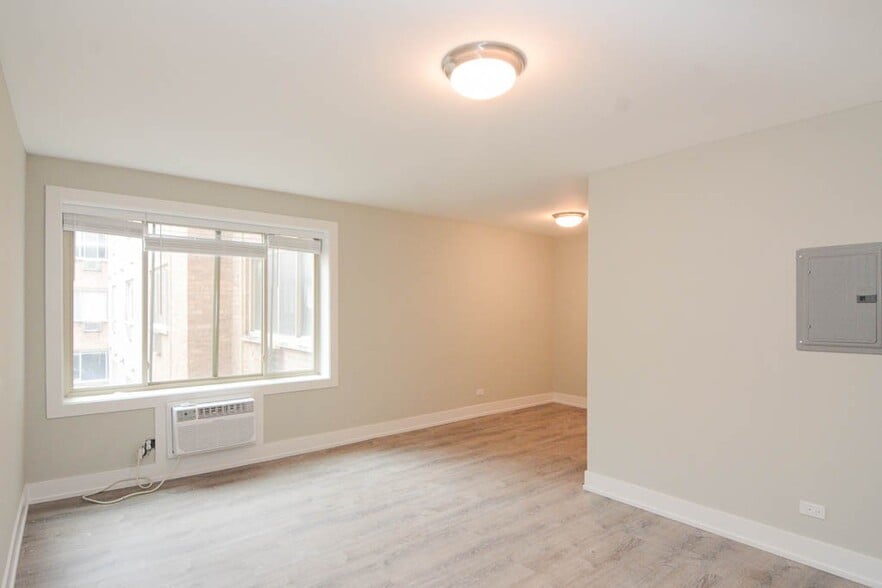 Building Photo - 447 W Surf St