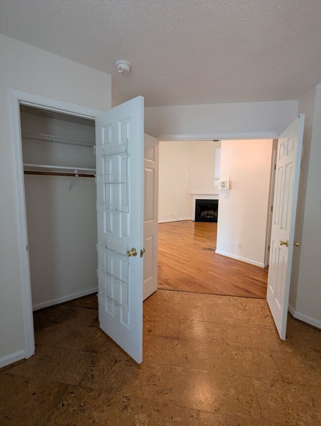 Building Photo - Beautiful townhouse with lakeside views, convenient to Chapel Hill and Durham!