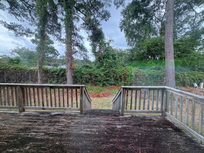 Building Photo - RATE DROP ALERT (was $1625/month) and MOVE-IN SPECIAL: $500 OFF 1ST MONTH'S RENT!**