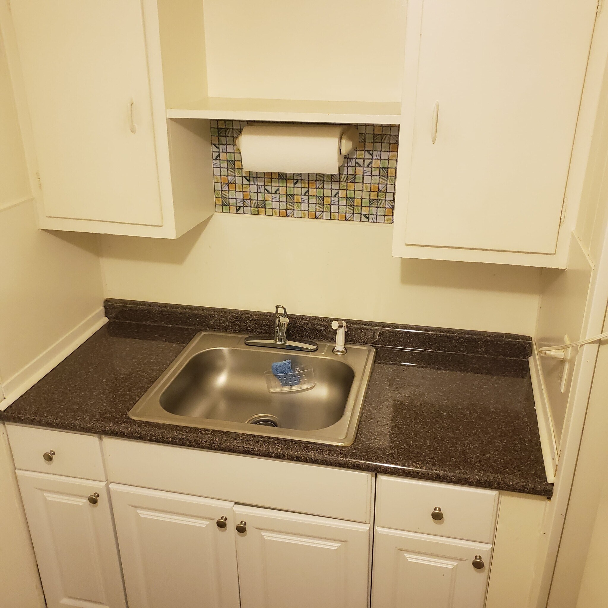 Kitchen. - 107 Smith Ave