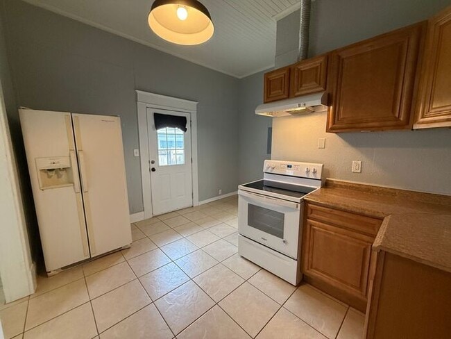 Building Photo - Pensacola - Downtown - 1 bedroom, 1 bathroom - partial utilities included