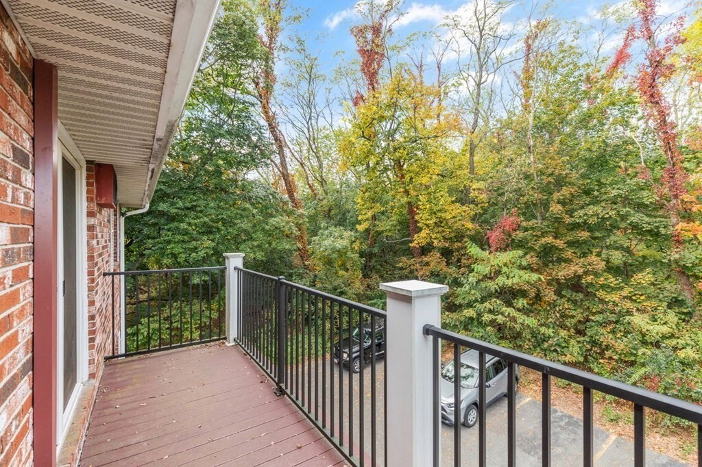 Oversized balcony - 9 Kenmar Dr