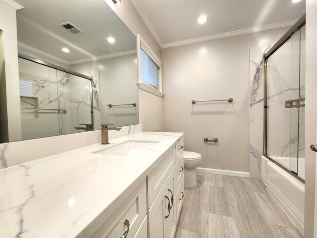 Building Photo - Updated 2 bedroom with in unit washer, dry...