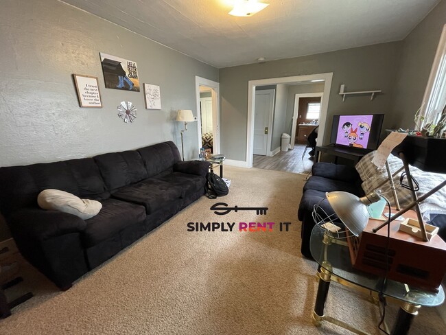 Primary Photo - 3 Bedroom House On Campus With Huge Yard a...