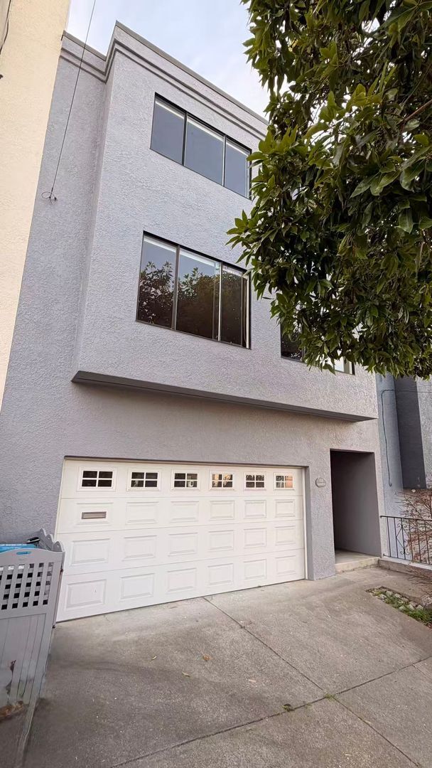 Building Photo - 3Bed/2.5Ba Tri-Level Home with Views, Solar, and Private Yard – Glen Park