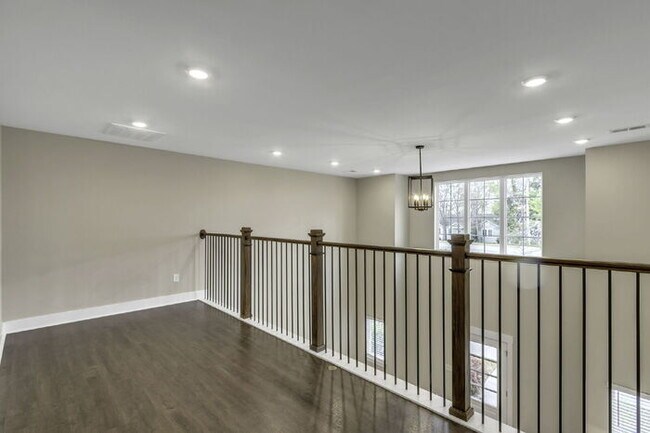 Building Photo - Modern 2-Bed, 2.5-Bath Townhouse with Small Loft in Travelers Rest