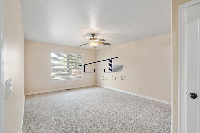 Building Photo - Large Riverdale 4 Bedroom 3.5 Bathroom Tow...