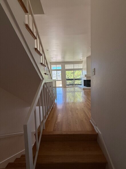 Building Photo - 1758 Palisades Dr