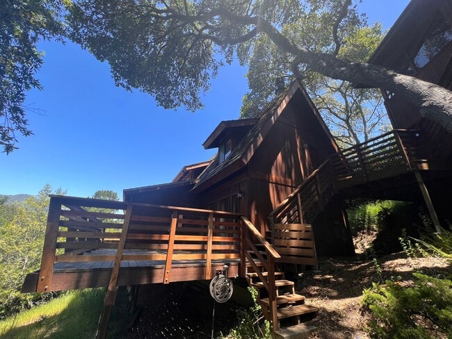 Building Photo - SPACIOUS 4-BEDROOM, 3 BATH HOME ON CORNER ...