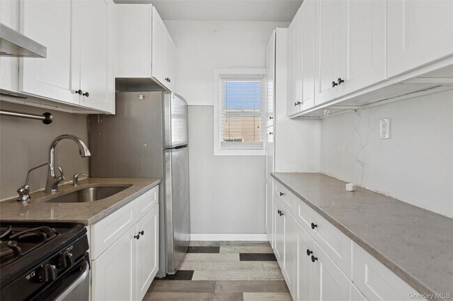 Building Photo - 23 Troy Ave