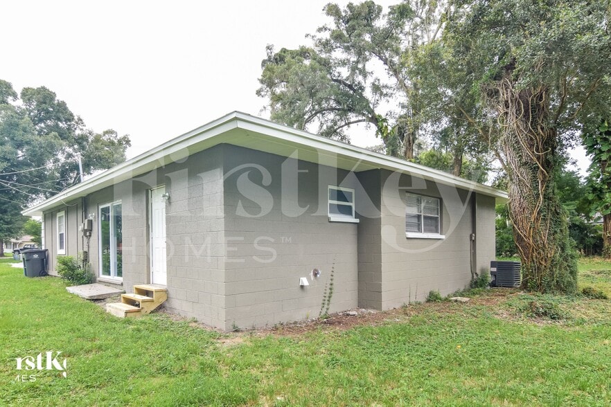 Building Photo - 500 Brenda Dr