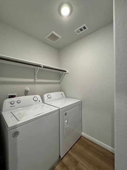 Building Photo - 11131 Hollinger Cir