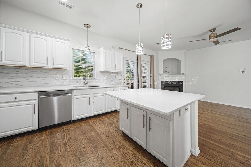 Building Photo - 17059 Commons Creek Dr