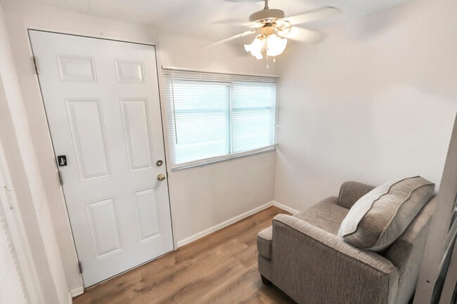 Building Photo - 4808 Cresthaven Blvd