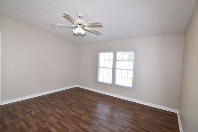 Building Photo - Spacious 3-Bed, 2-Bath Manufactured Home o...