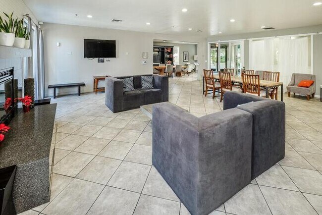 Building Photo - Perectly Located, **PET FRIENDLY** Spaciou...
