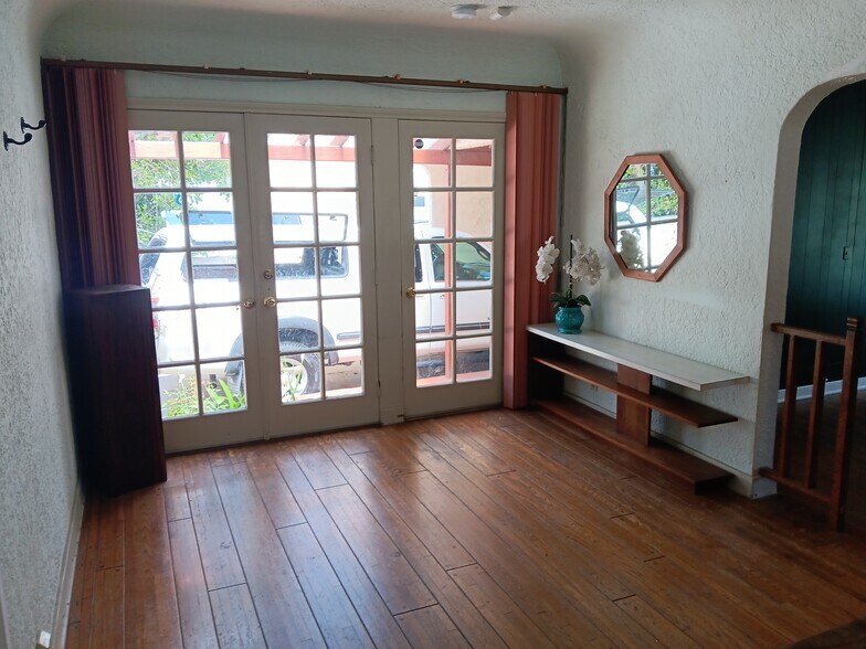 Entry - 10525 Clarkson Rd