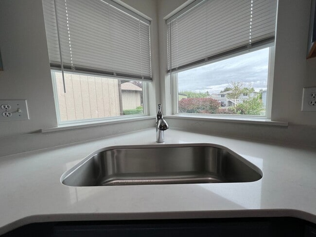 Building Photo - 3 Bedroom Home - Newly Renovated!