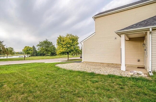 Building Photo - 5865 Summerlawn Dr