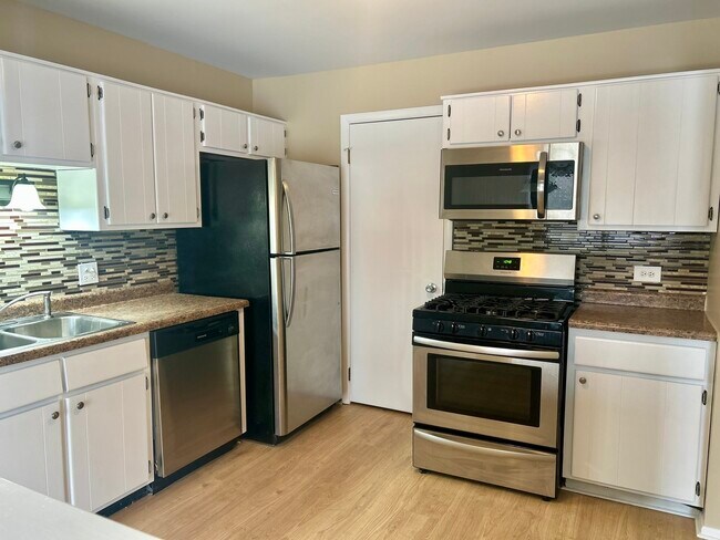 Building Photo - 28 Regent Cir