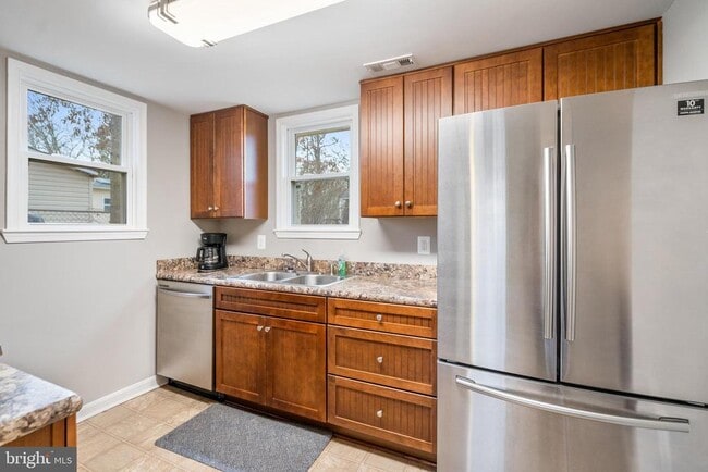 Building Photo - 9402 Blackstone Rd