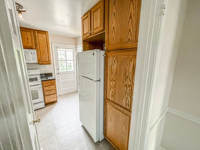 Building Photo - Classic 3 Bedroom 1.5 Bathroom Colonial In...