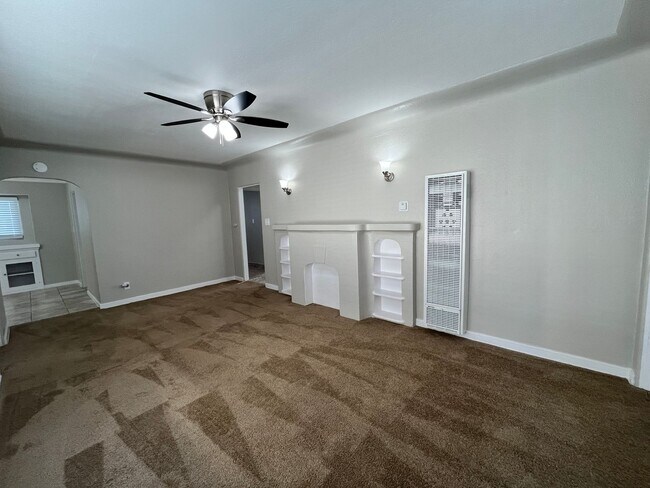 Building Photo - LARGE 1 BEDROOM 1 BATH UPSTAIRS UNIT READY...