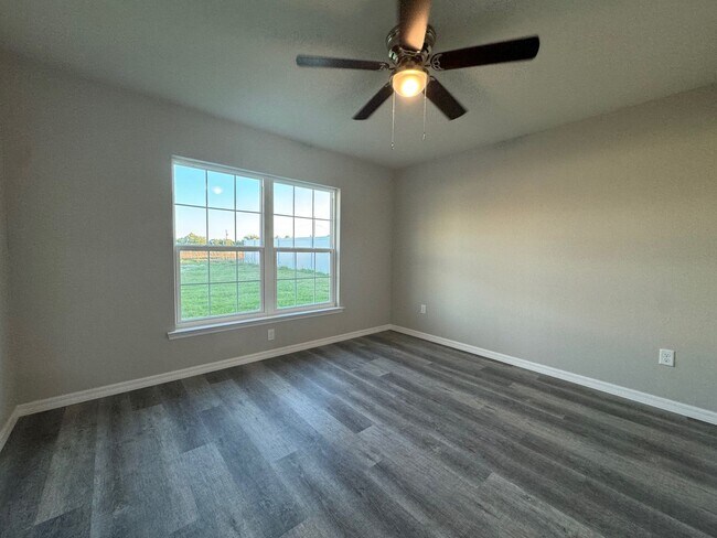 Building Photo - Desirable Silver Springs Shores - 3/2/2 **Won't Last**