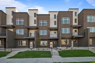Building Photo - Gorgeous Brand New Townhome!